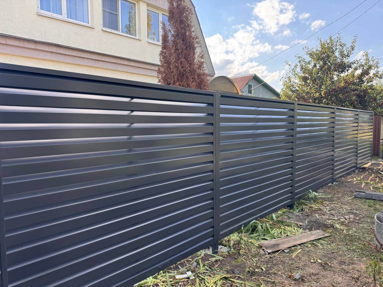 Забор-жалюзи из ламелей Хай-Тек 26м RAL7024/7024 Серый Графит двусторонний в Санкт-Петербурге