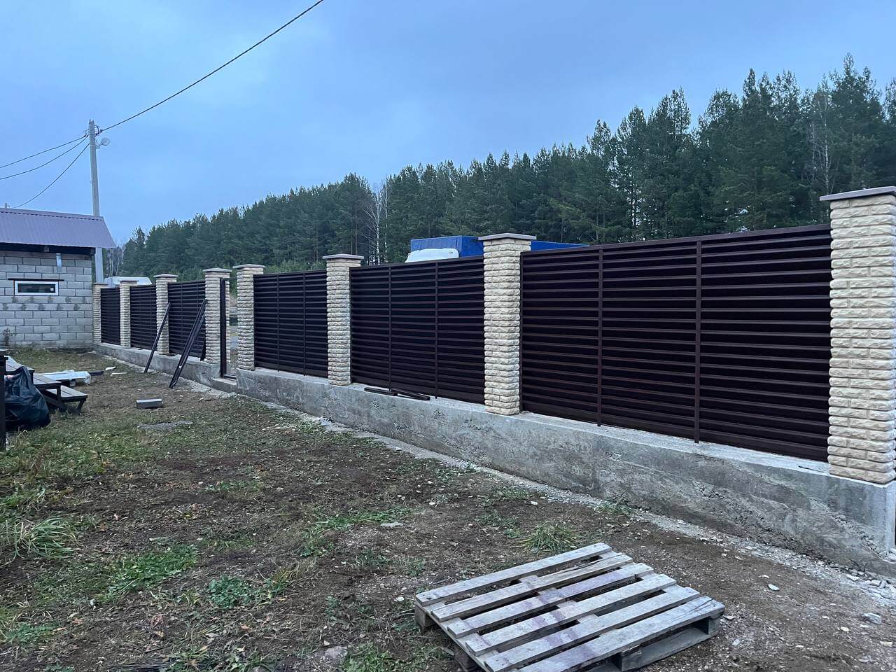 Забор-жалюзи из ламелей ЭКО-Z 18м RAL8017/8017 Шоколад двусторонний фото 3 в Санкт-Петербурге