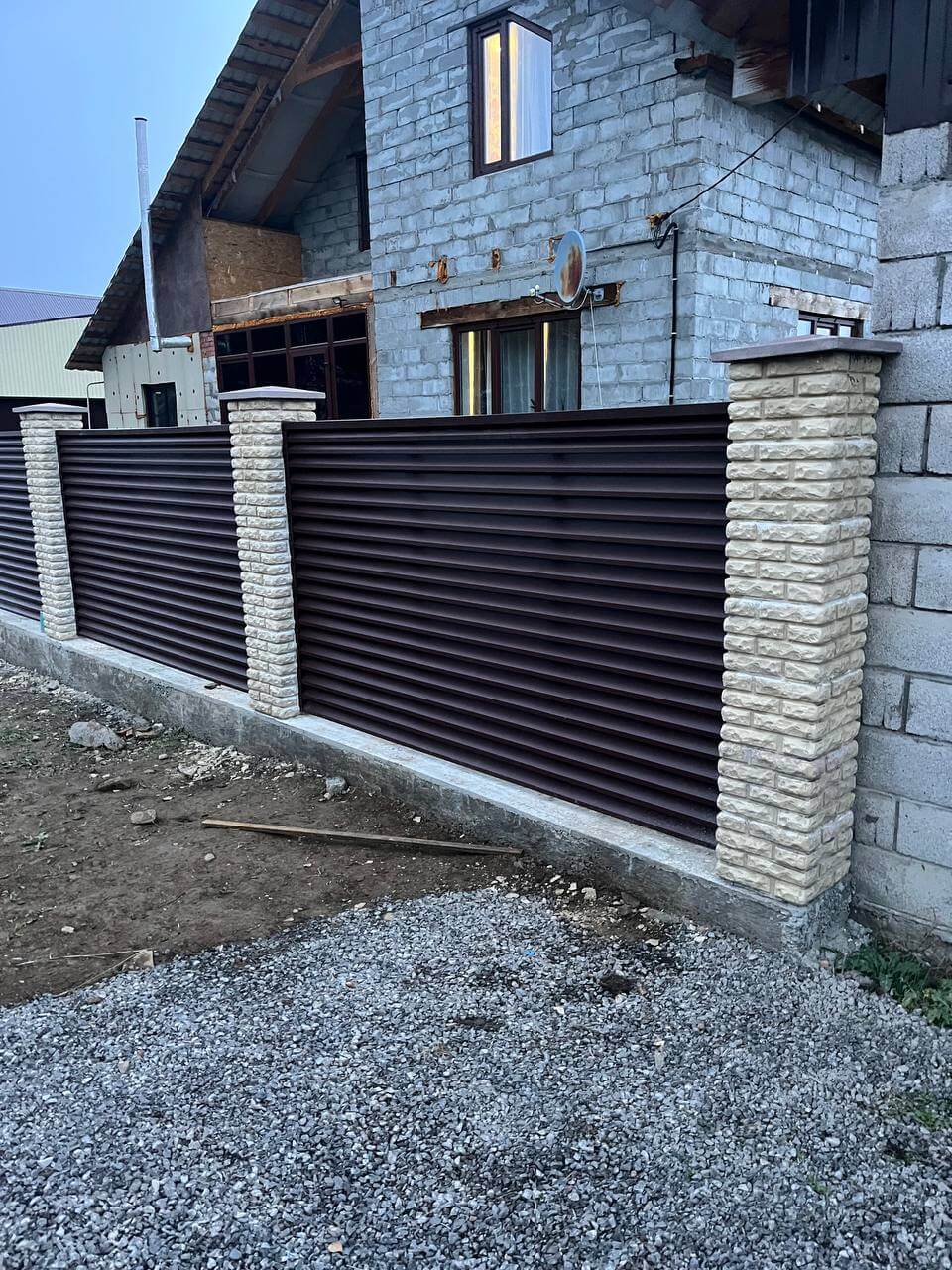 Забор-жалюзи из ламелей ЭКО-Z 18м RAL8017/8017 Шоколад двусторонний фото 2 в Санкт-Петербурге
