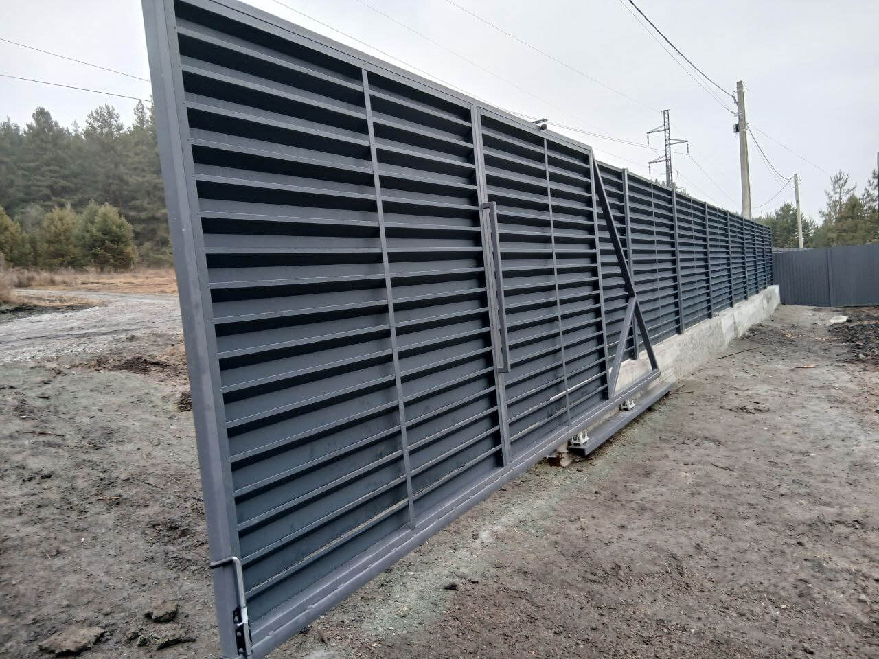 Забор-жалюзи из ламелей Хай-Тек 37м RAL7024/7024 Серый Графит двусторонний МАТТЕ фото 7 в Санкт-Петербурге