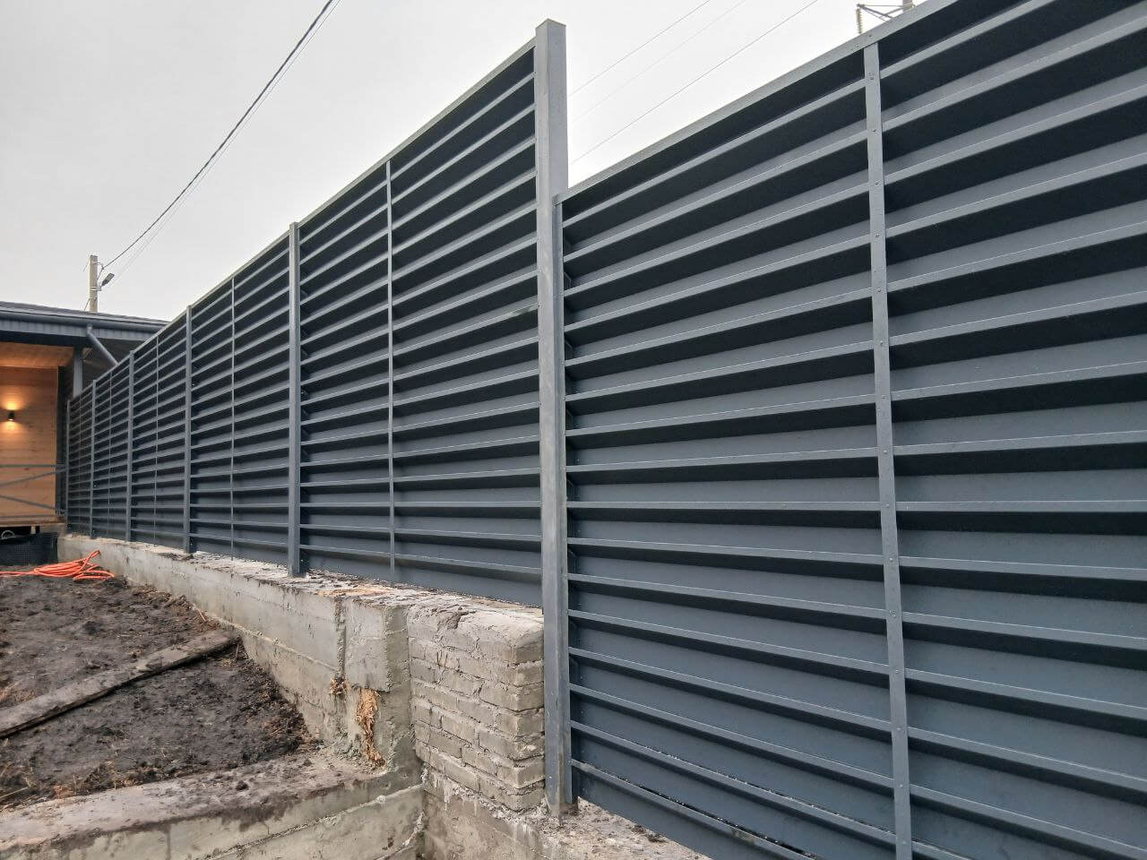 Забор-жалюзи из ламелей Хай-Тек 37м RAL7024/7024 Серый Графит двусторонний МАТТЕ фото 6 в Санкт-Петербурге