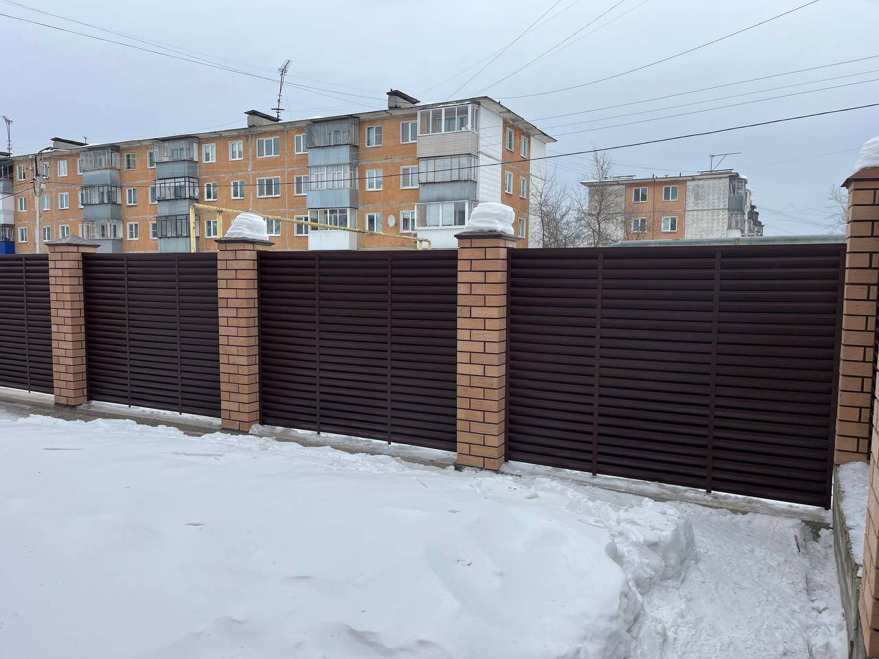 Забор-жалюзи из ламелей ЭКО-Z 87м RAL8017/8017 Шоколад двусторонний МАТТЕ фото 17 в Санкт-Петербурге