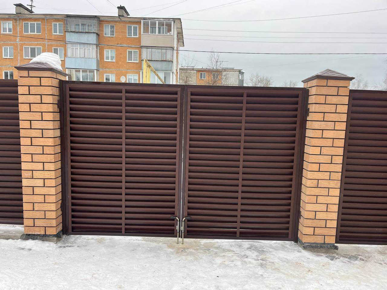 Забор-жалюзи из ламелей ЭКО-Z 87м RAL8017/8017 Шоколад двусторонний МАТТЕ фото 9 в Санкт-Петербурге