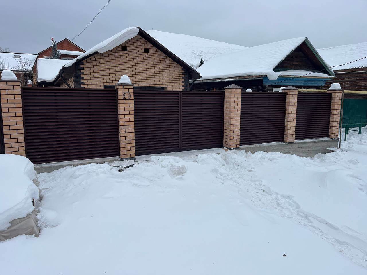 Забор-жалюзи из ламелей ЭКО-Z 87м RAL8017/8017 Шоколад двусторонний МАТТЕ фото 3 в Санкт-Петербурге