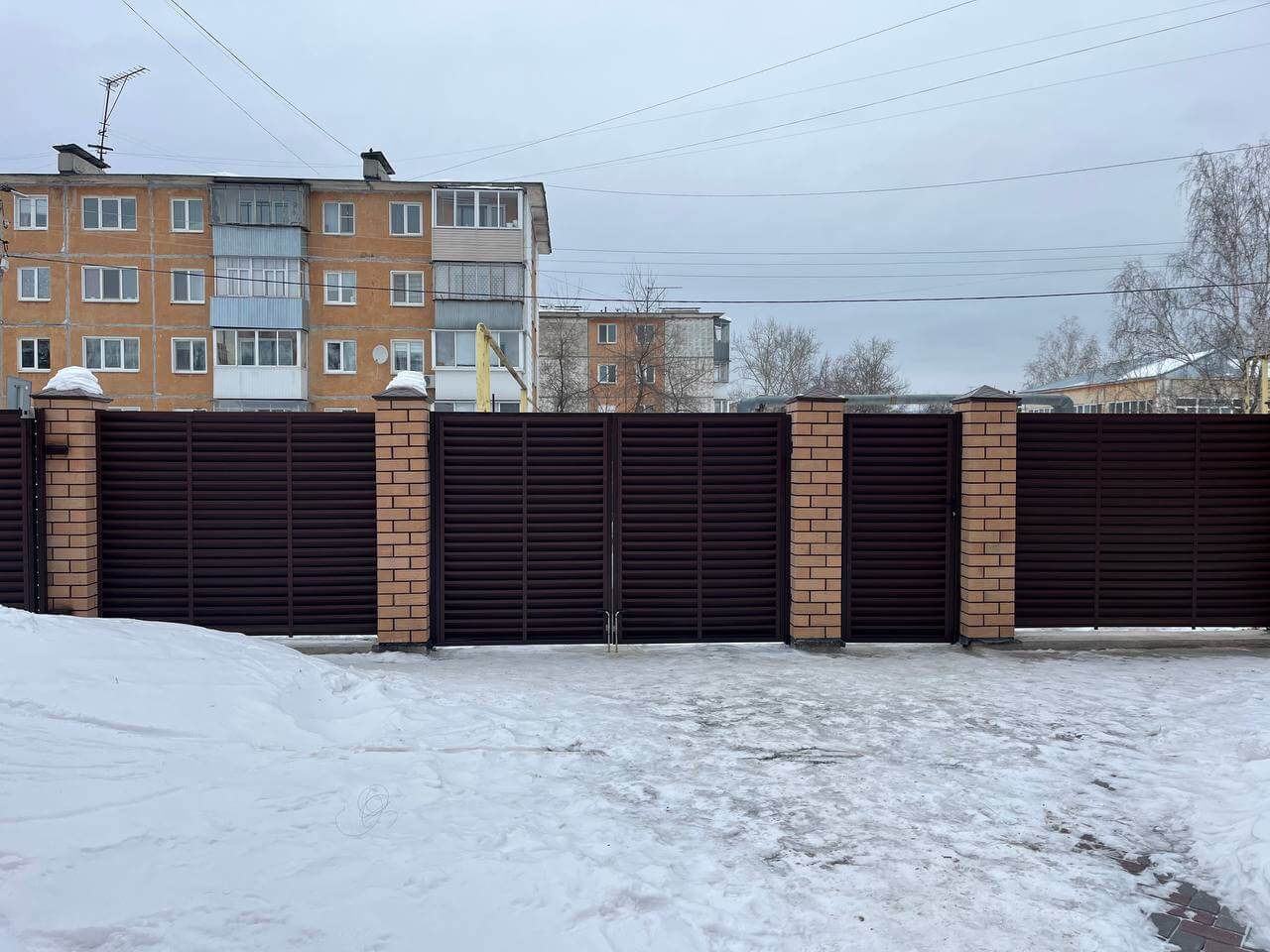 Забор-жалюзи из ламелей ЭКО-Z 87м RAL8017/8017 Шоколад двусторонний МАТТЕ фото 1 в Санкт-Петербурге