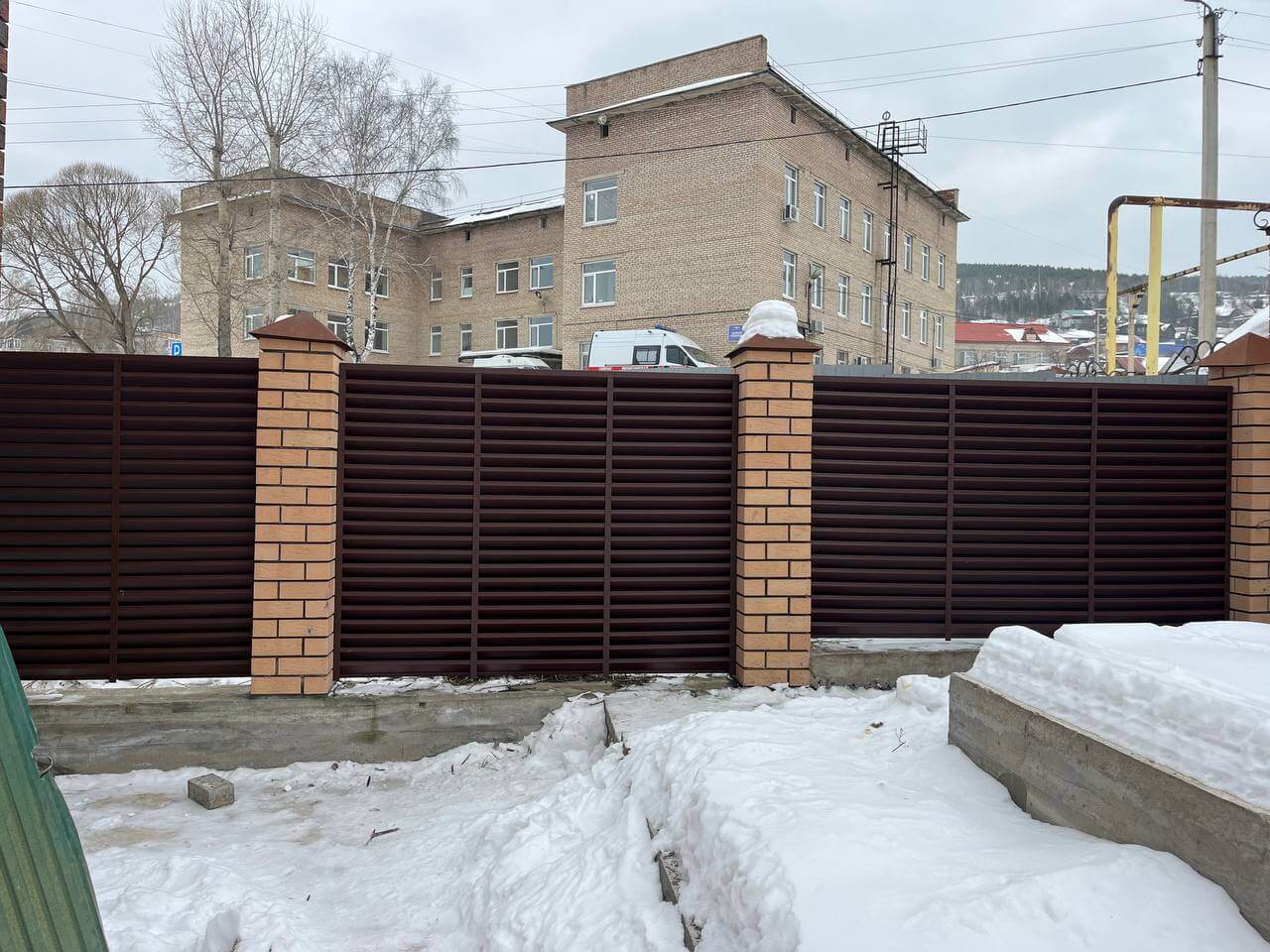 Забор-жалюзи из ламелей ЭКО-Z 87м RAL8017/8017 Шоколад двусторонний МАТТЕ фото 16 в Санкт-Петербурге