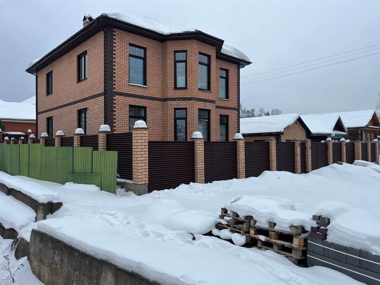 Забор-жалюзи из ламелей ЭКО-Z 87м RAL8017/8017 Шоколад двусторонний МАТТЕ фото 12 в Санкт-Петербурге