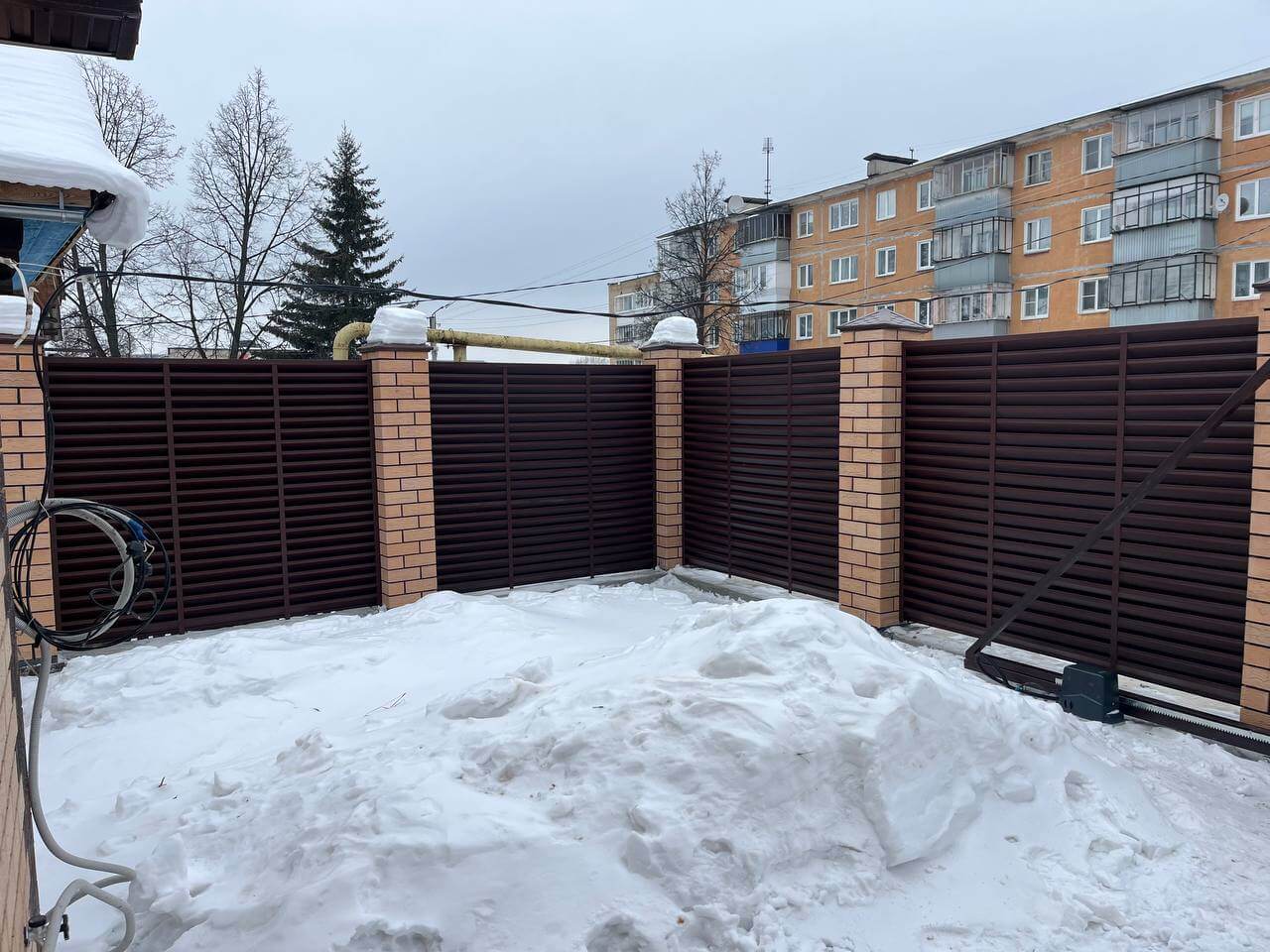 Забор-жалюзи из ламелей ЭКО-Z 87м RAL8017/8017 Шоколад двусторонний МАТТЕ фото 11 в Санкт-Петербурге