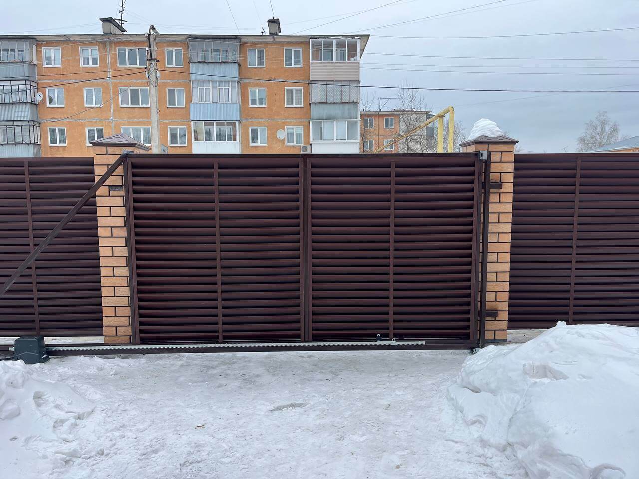 Забор-жалюзи из ламелей ЭКО-Z 87м RAL8017/8017 Шоколад двусторонний МАТТЕ фото 10 в Санкт-Петербурге