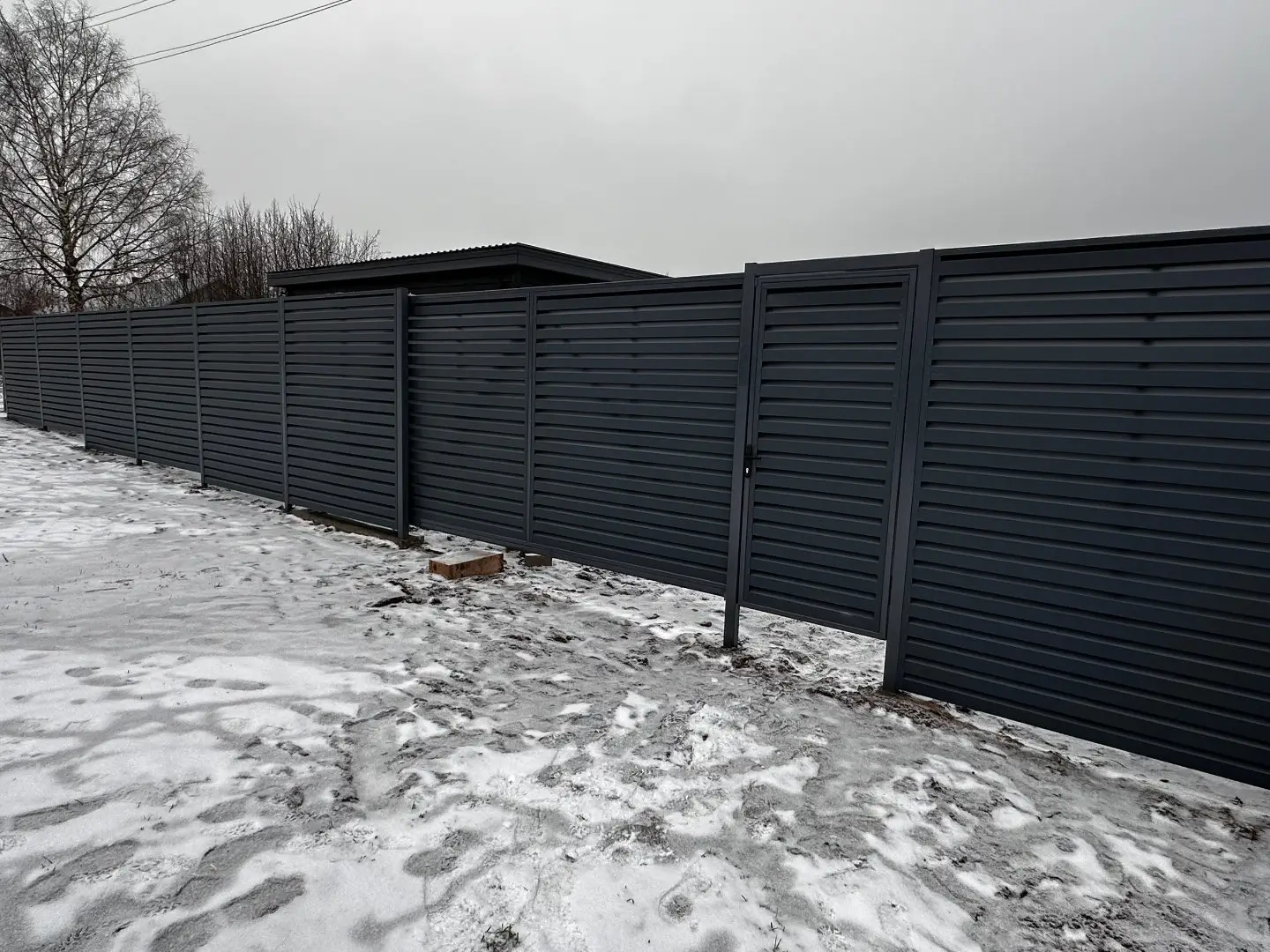 Забор-жалюзи из ламелей Хай-Тек 20м RAL7024/7024 Серый Графит двусторонний МАТТЕ фото 4 в Санкт-Петербурге
