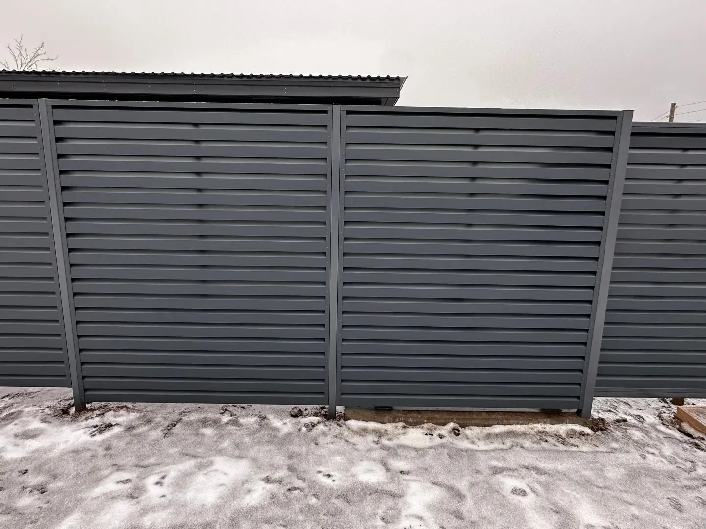 Забор-жалюзи из ламелей Хай-Тек 20м RAL7024/7024 Серый Графит двусторонний МАТТЕ фото 2 в Санкт-Петербурге