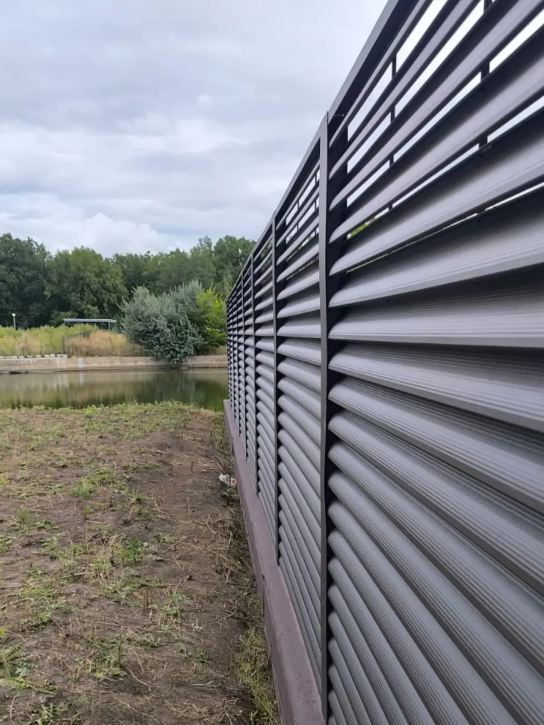 Забор-жалюзи из ламелей еврожалюзи 86м RAL8019/8019 Темный Шоколад двусторонний МАТТЕ фото 7 в Санкт-Петербурге
