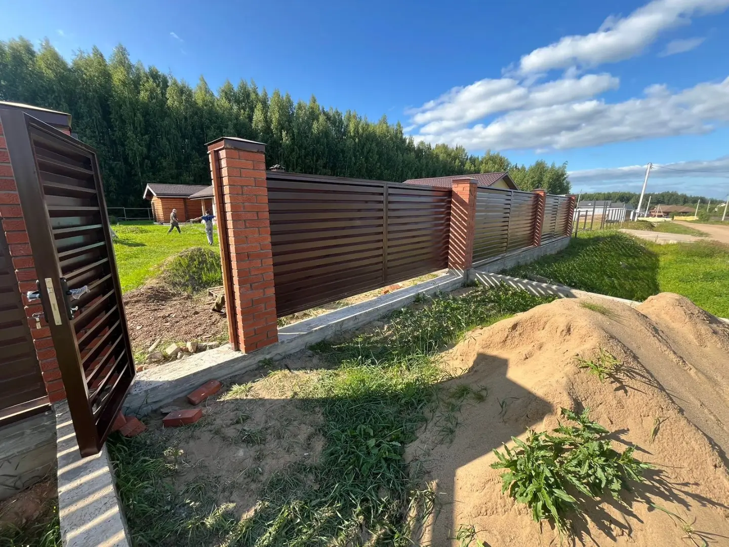 Забор-жалюзи из ламелей Хай-Тек 26м RAL8017/8017 Шоколад двусторонний фото 5 в Санкт-Петербурге