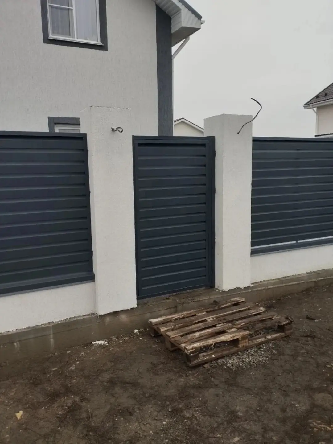 Забор-жалюзи из ламелей Хай-Тек 12м RAL7024 Серый Графит МАТТЕ фото 1 в Санкт-Петербурге