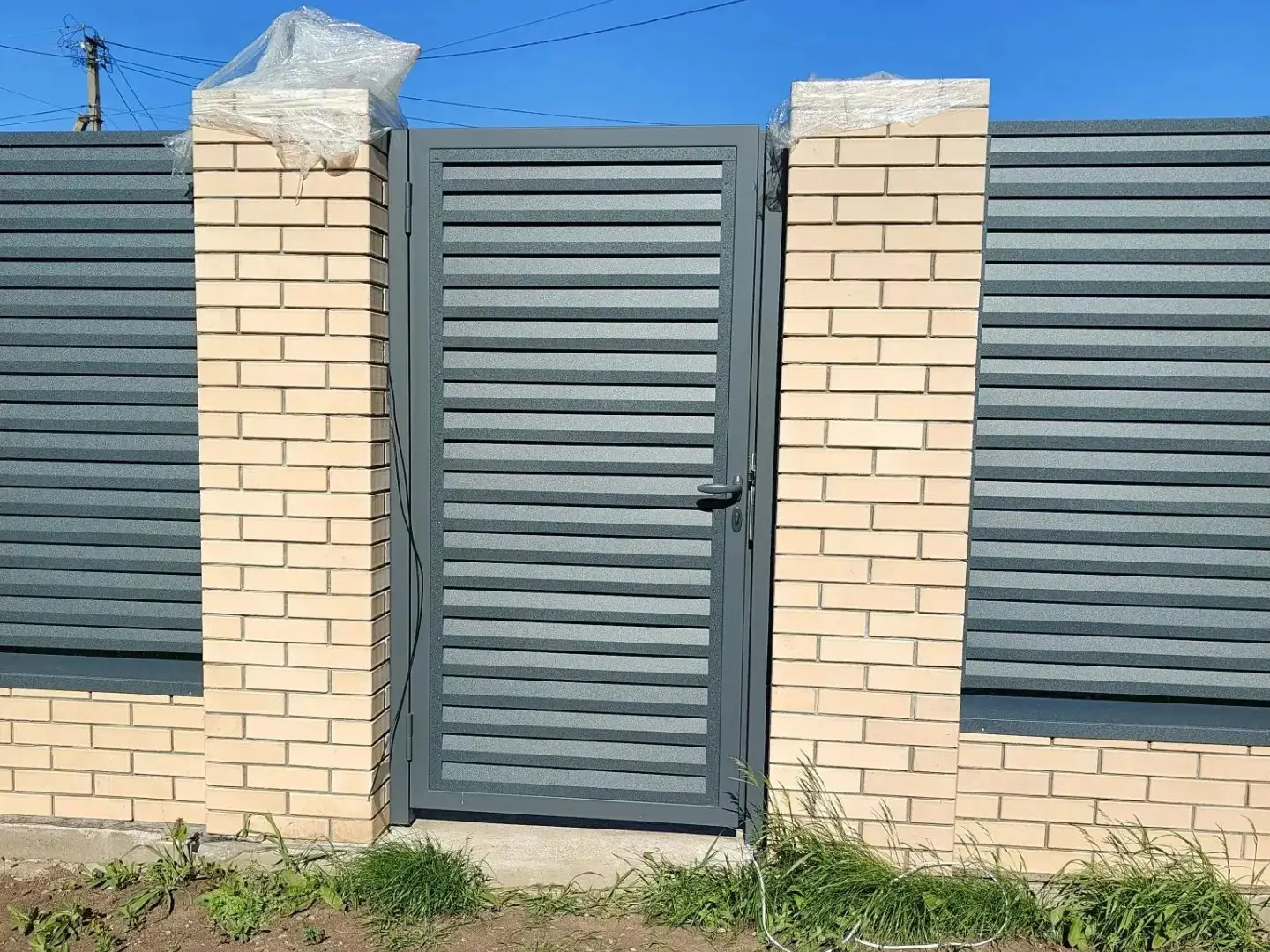 Забор-жалюзи из ламелей Реснички 16м RAL7024 Серый Графит Стальной Бархат фото 2 в Санкт-Петербурге