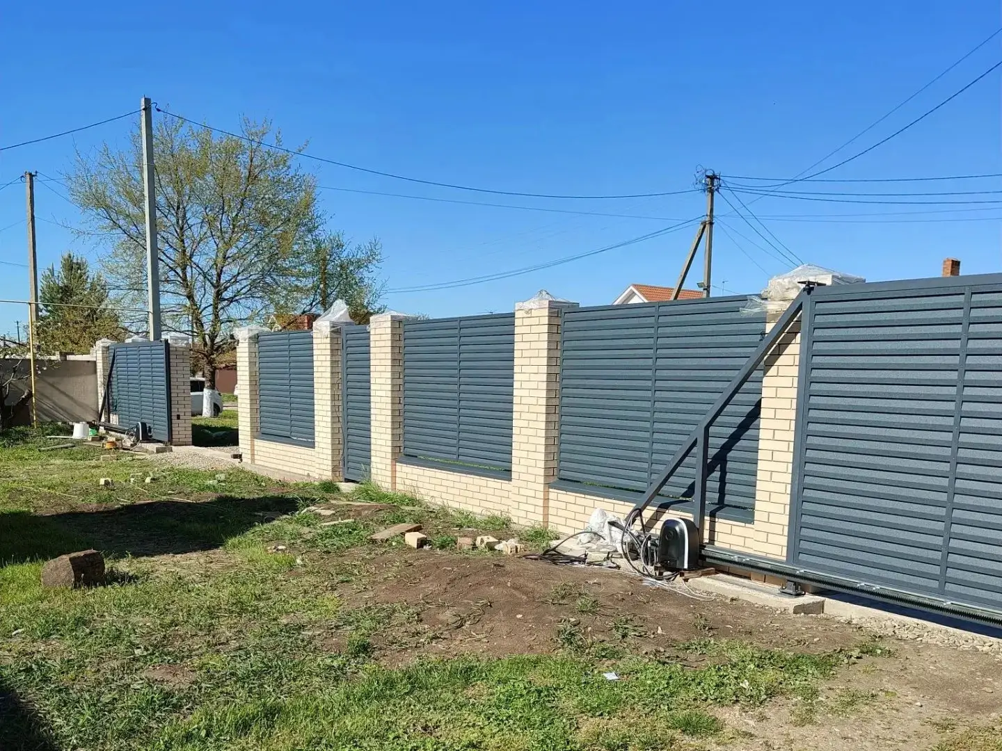 Забор-жалюзи из ламелей Реснички 16м RAL7024 Серый Графит Стальной Бархат фото 1 в Санкт-Петербурге