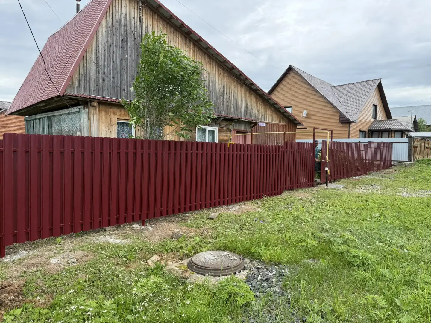 Забор из евроштакетника 24м RAL3005/3005 Красное Вино двусторонний фото 3 в Санкт-Петербурге