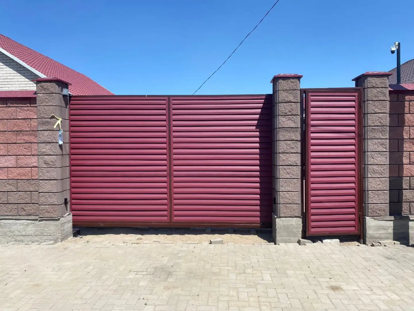 Входная группа из ламелей Реснички RAL3005 Красное Вино Rooftop Бархат