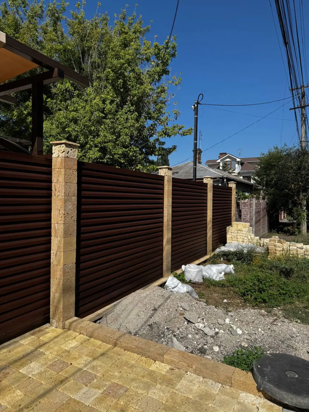 Забор-жалюзи из ламелей Реснички 12м RAL8017 Шоколад МАТТЕ фото 6 в Санкт-Петербурге