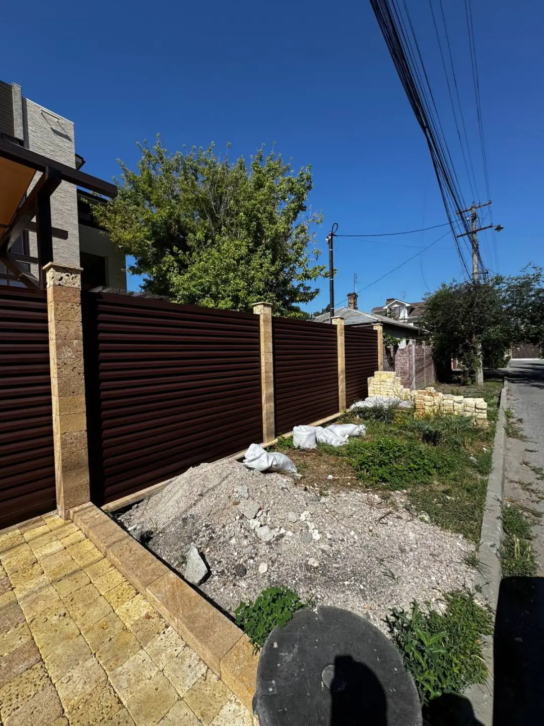 Забор-жалюзи из ламелей Реснички 12м RAL8017 Шоколад МАТТЕ фото 5 в Санкт-Петербурге