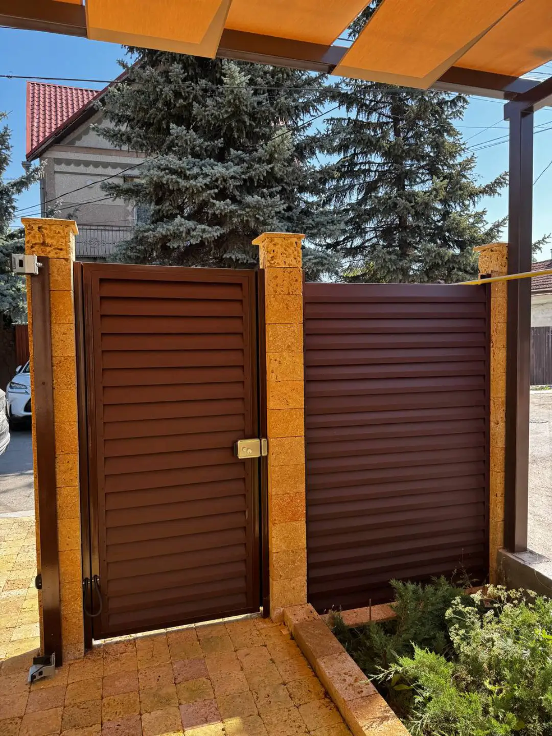 Забор-жалюзи из ламелей Реснички 12м RAL8017 Шоколад МАТТЕ фото 1 в Санкт-Петербурге